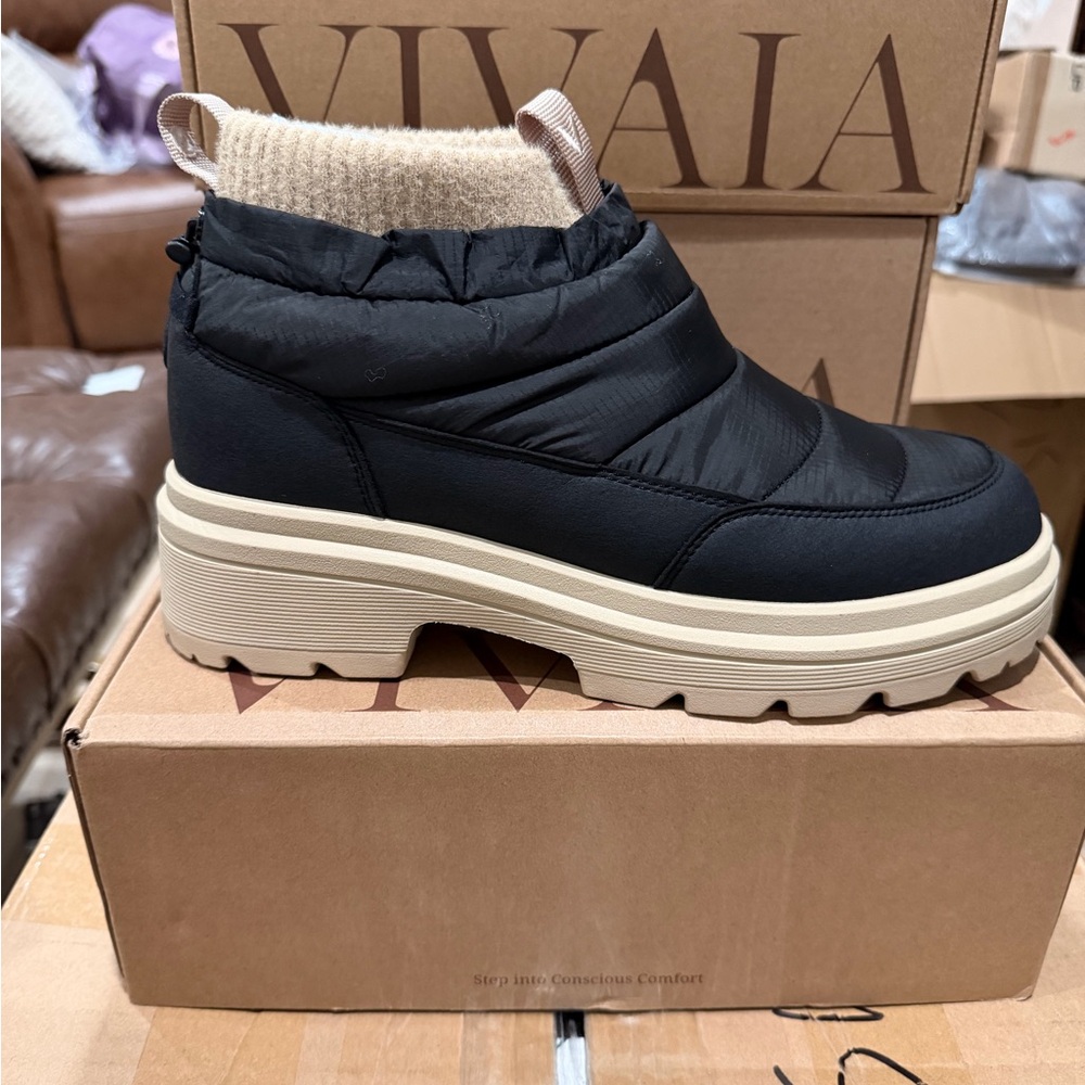 Women's Black and Tan Winter Boots